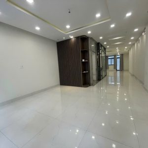 Hàng hót! Cho thuê văn phòng tầng trệt 6*20m hoàn thiện trống suốt tại Khu đô thị Vạn Phúc City.