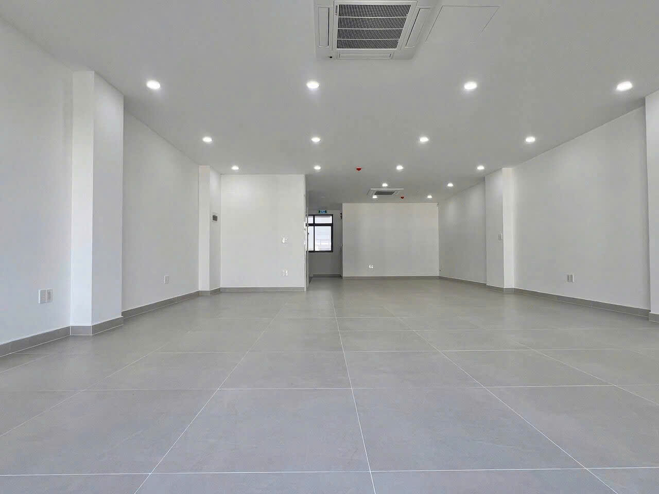 Cho thuê 2 sàn liền kề 7*20m trống suốt dễ dàng Setup theo nhu cầu đầy đủ máy lạnh làm văn phòng tại Vạn Phúc City.