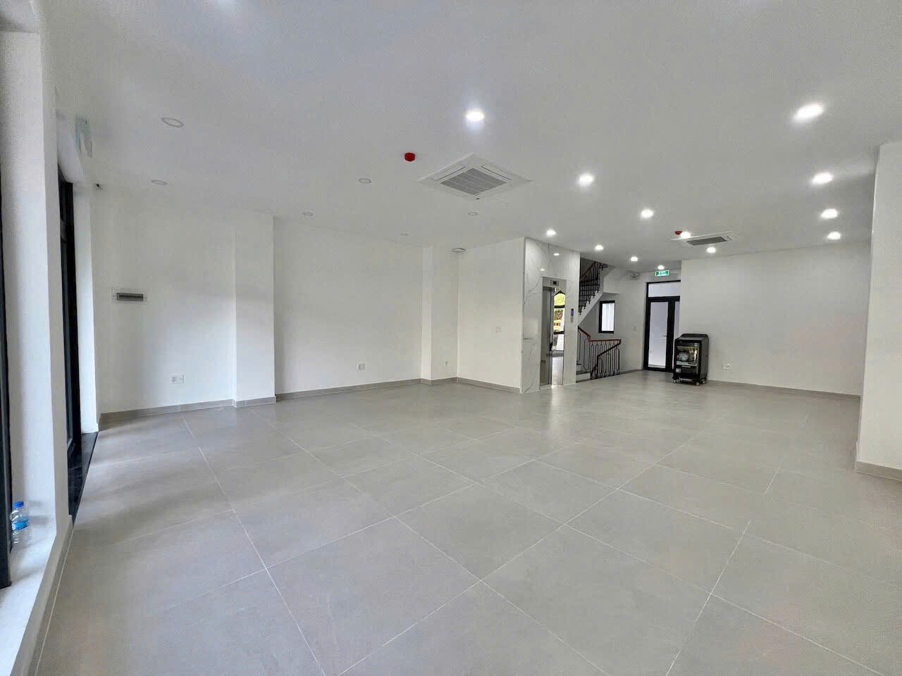 Cho thuê 2 sàn liền kề 7*20m trống suốt dễ dàng Setup theo nhu cầu đầy đủ máy lạnh làm văn phòng tại Vạn Phúc City. - Ảnh 3