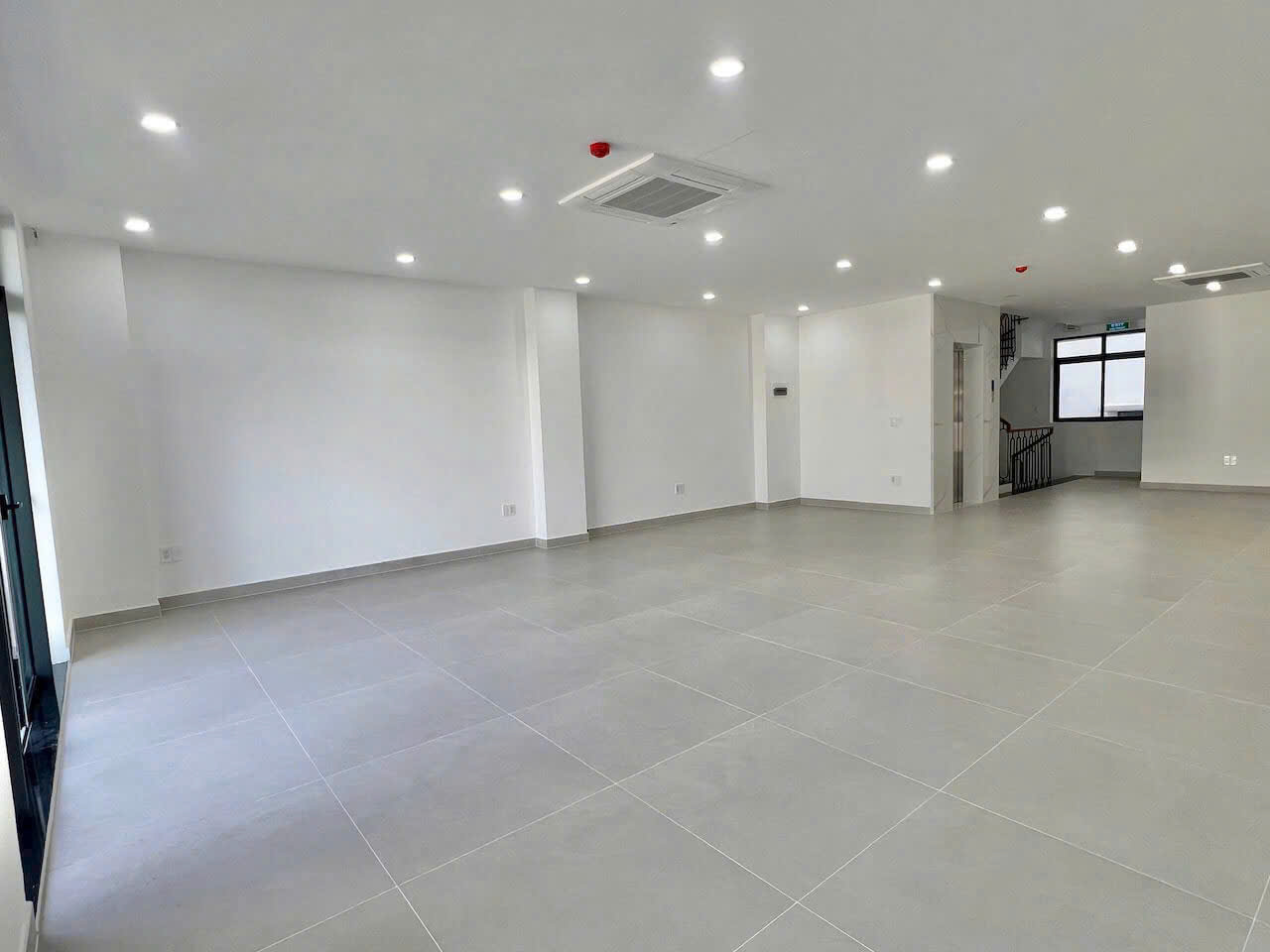 Cho thuê 2 sàn liền kề 7*20m trống suốt dễ dàng Setup theo nhu cầu đầy đủ máy lạnh làm văn phòng tại Vạn Phúc City. - Ảnh 6