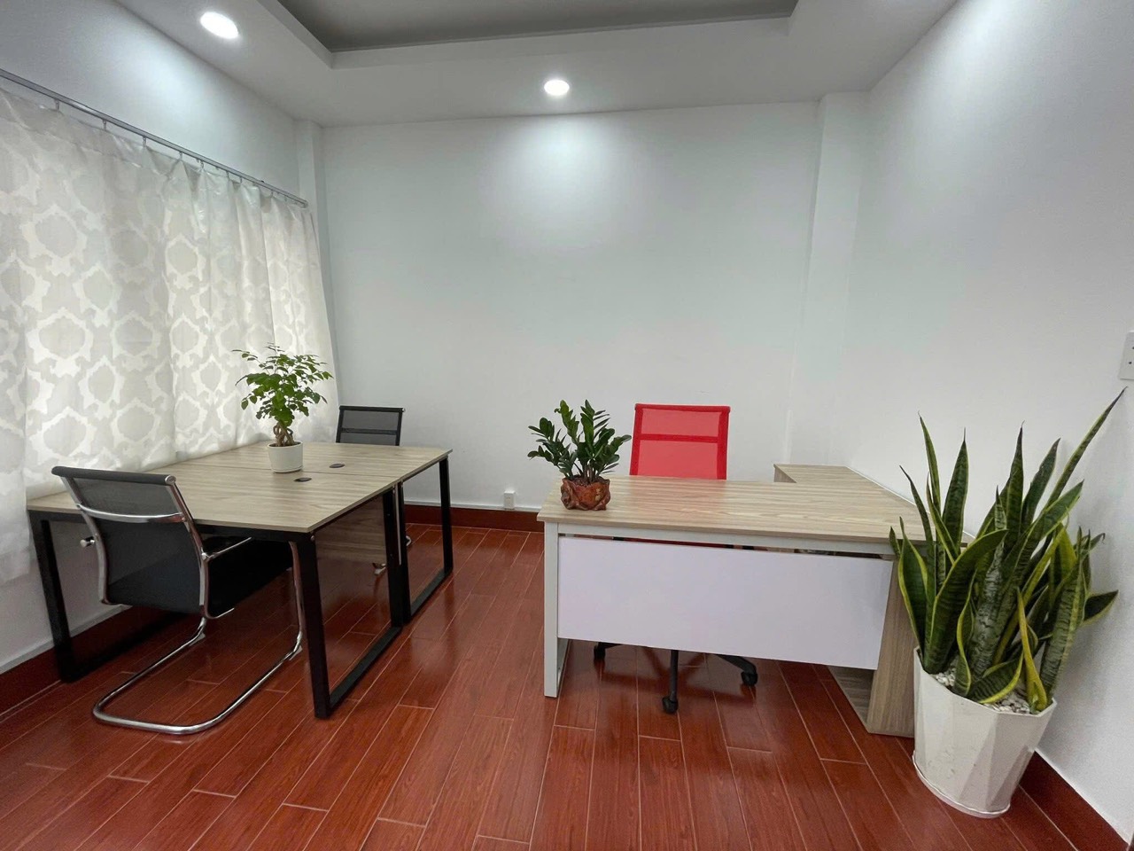 Cho thuê văn phòng nhỏ xinh đầy đủ nội thất mặt tiền đường lớn KĐT Vạn Phúc City