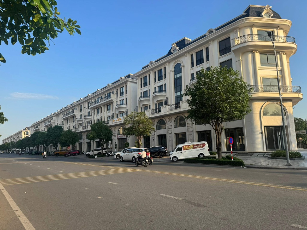 Cho thuê văn phòng ( Trệt + lầu ) hoàn thiện đẹp,bàn giao ngay tại KĐT Vạn Phúc City