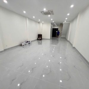 Cho thuê tầng trệt 5*23m hoàn thiện trống suốt,máy lạnh âm trần,thang máy lối đi riêng tại KĐT Vạn Phúc